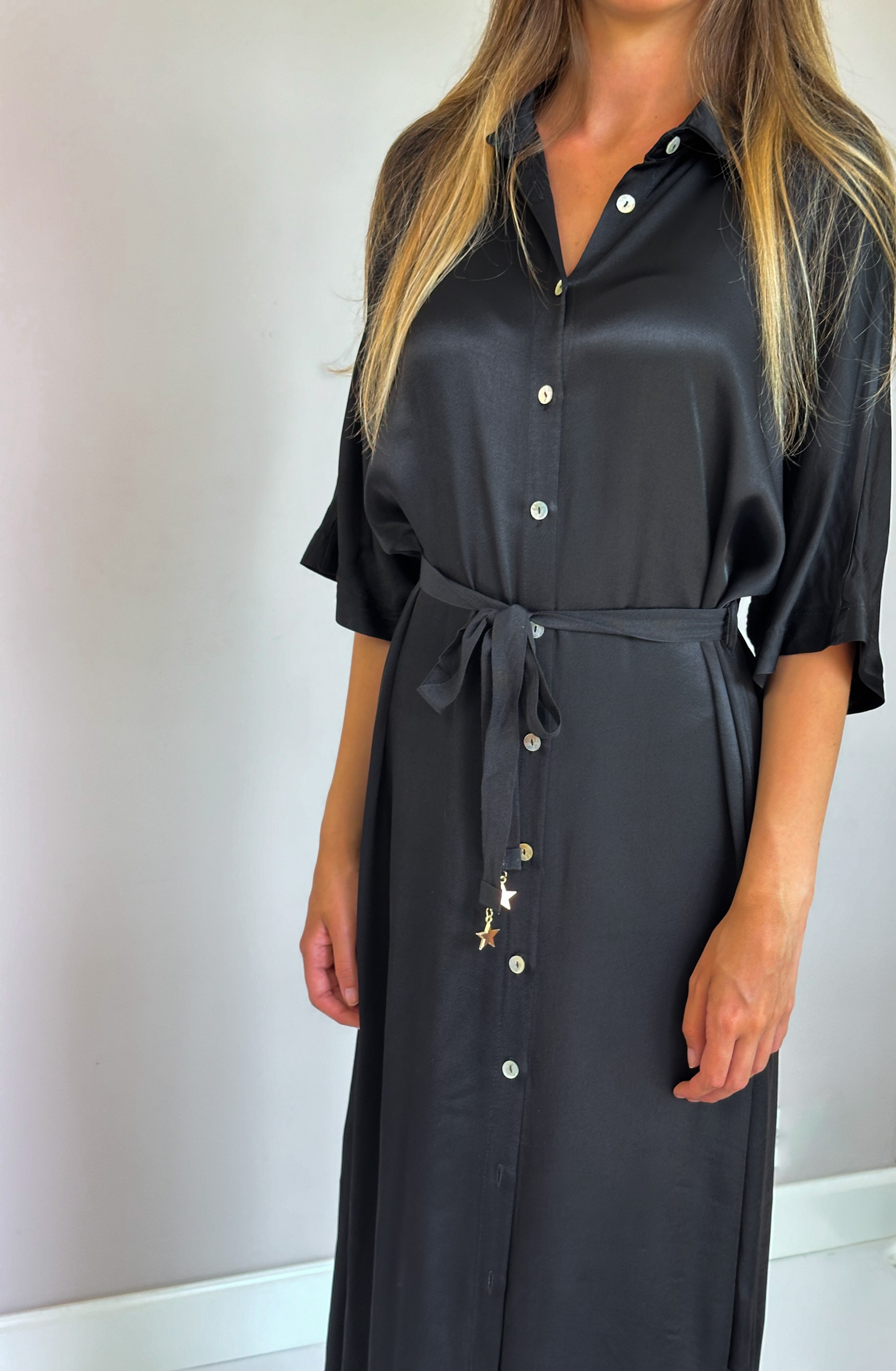 Flowing black viscose dress with a slim belt